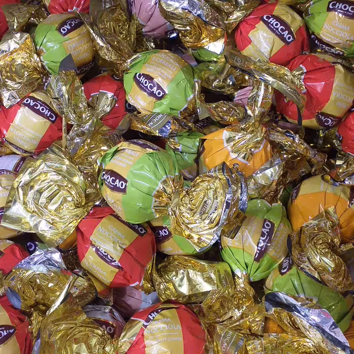 انواع شکلات های توپی کاکائو یی ورگانی ایتالیا مغزدار میکس در طعم های لاته، تیرامیسو، فندقی، شکلاتی کرم برولی و   