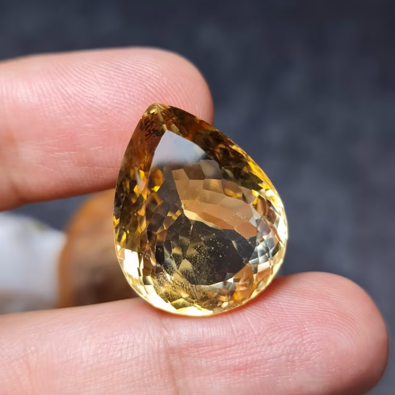  نگین فوق العاده زیبای سنگ سیترین طلایی پاک درجه یک با تراش فوق العاده زیبای تایلندی و وزن 36قیراط
کد 28146