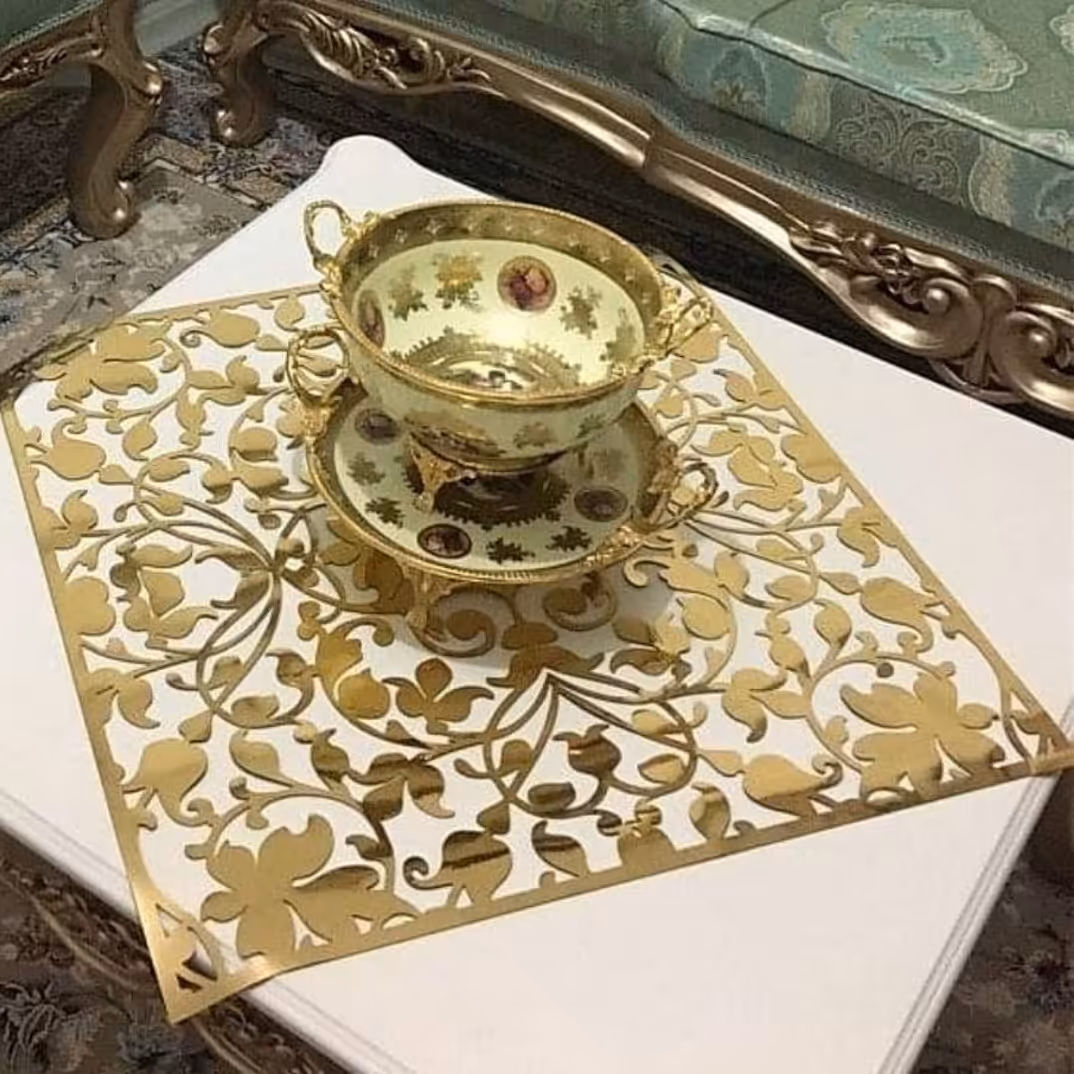 رومیزی چرم آئینه ای پشت استردار طرح گل وبوته 