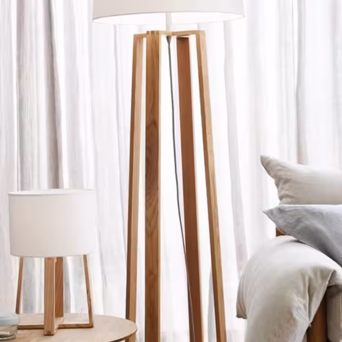 آباژور ایستاده کنار سالنی  پایه از چوب روسی