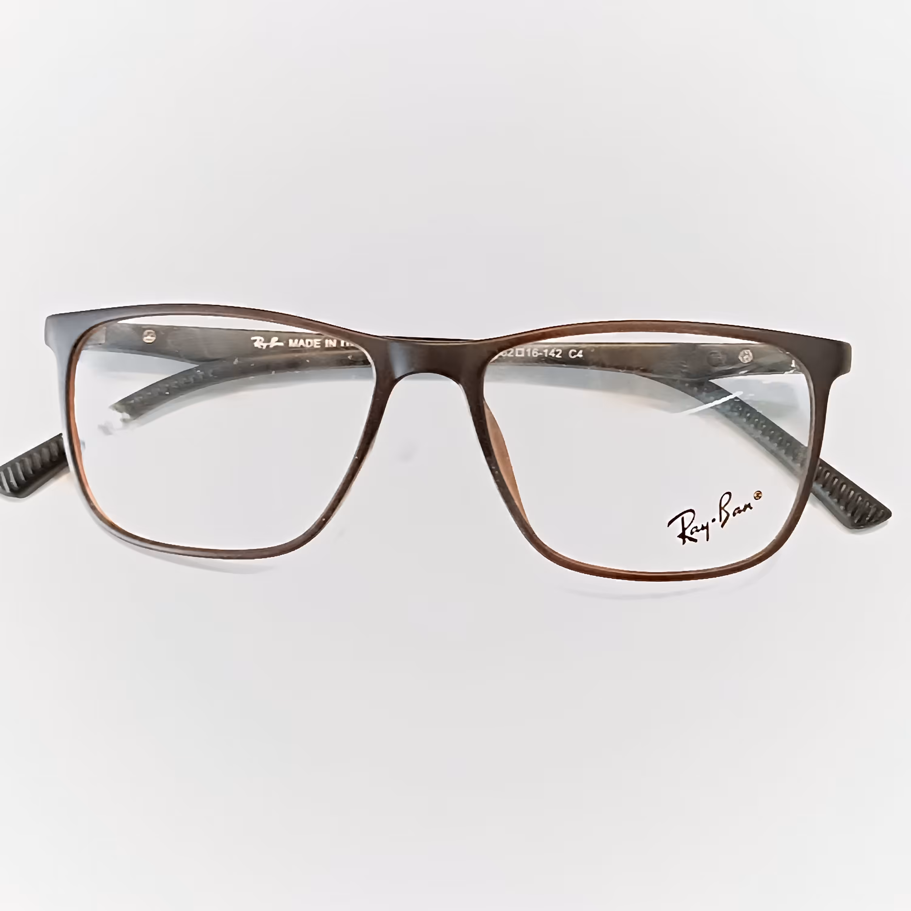 عینک طبی اسپرت کایوچویی قابلیت تعویض عدسی های طبی نمره دار را نیز دارد 