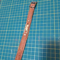 دستبند چرم طبیعی بز دستساز عسلی باتزیین فلزی طلایی 22ساتیمتری سگک دار دولا  وپوشش فلز برای پوست حساس،دوردوخت باچرخ پینه 