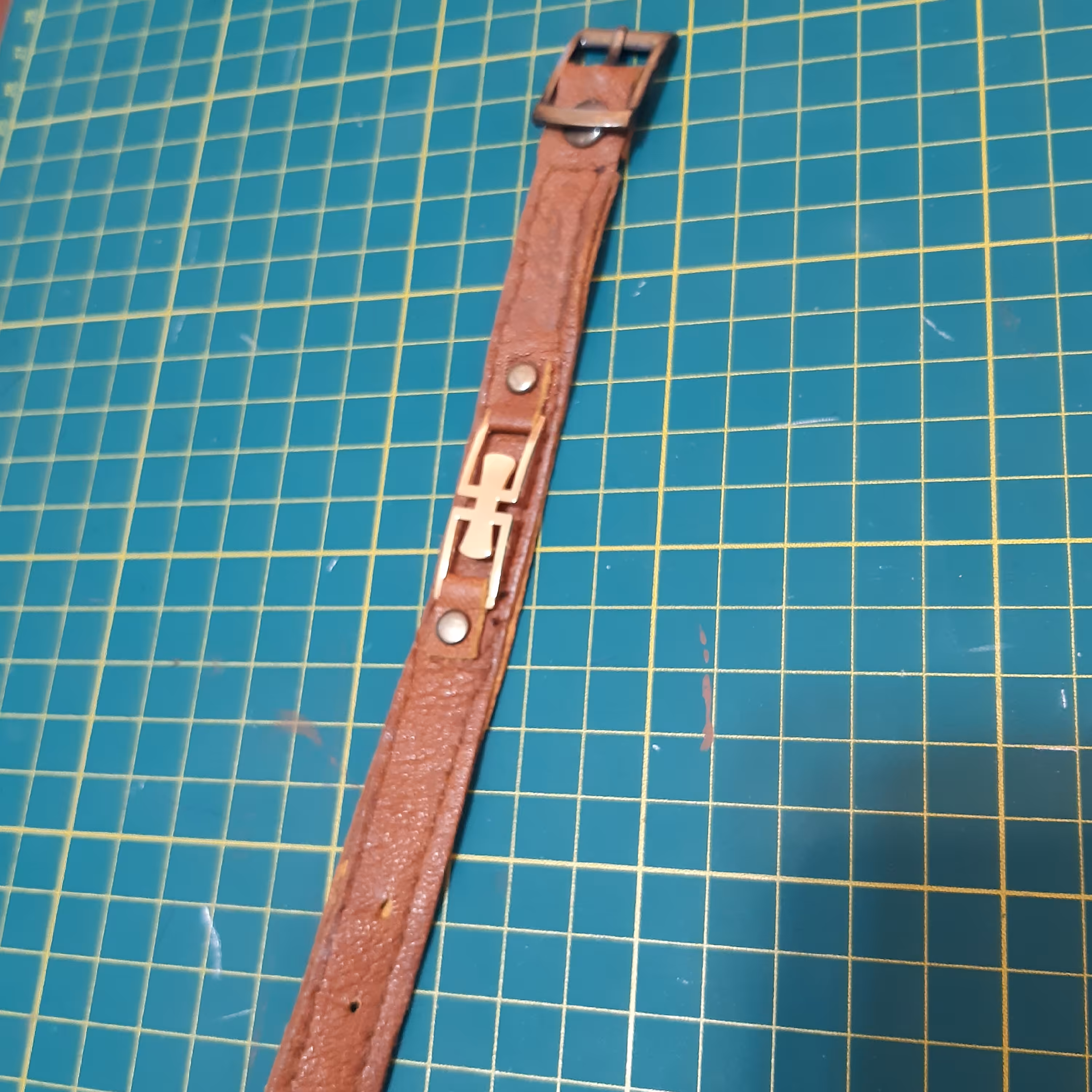 دستبند چرم طبیعی بز دستساز عسلی باتزیین فلزی طلایی 22ساتیمتری سگک دار دولا  وپوشش فلز برای پوست حساس،دوردوخت باچرخ پینه 