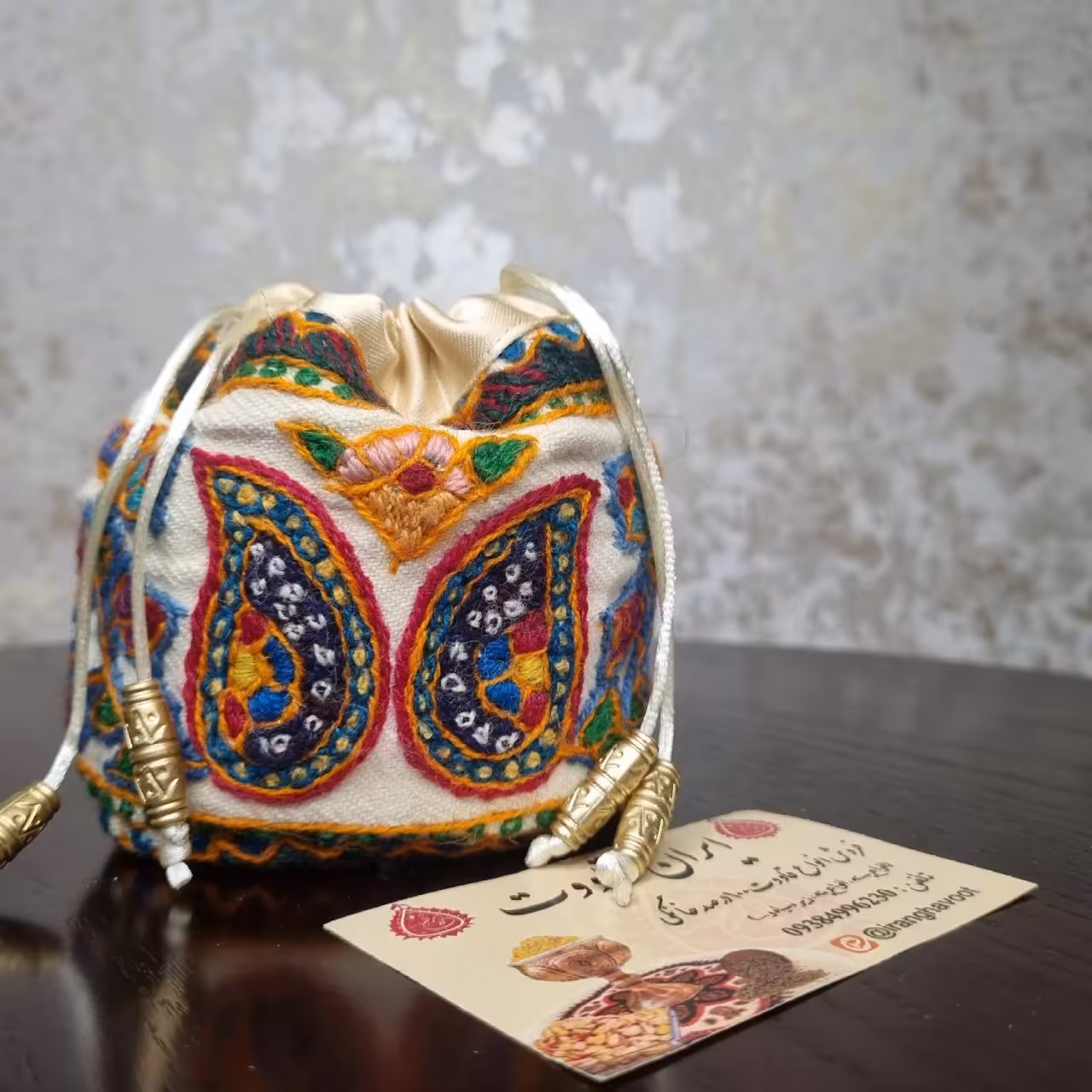 مفشو پته طرح بته جقه رنگ سفید سایز  بزرگ سنتی زیر مفشو کارشده 