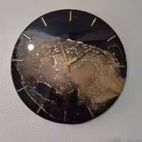 ساعت رزینی با طرح مشکی طلایی با موتور آرام گرد و با مصرف کم باطری درسایز 45 سانتی متری