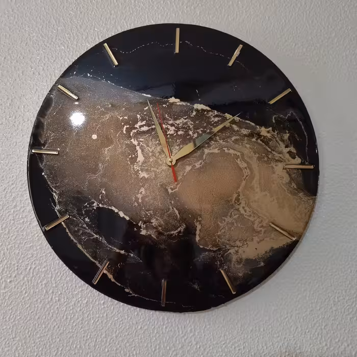 ساعت رزینی با طرح مشکی طلایی با موتور آرام گرد و با مصرف کم باطری درسایز 45 سانتی متری