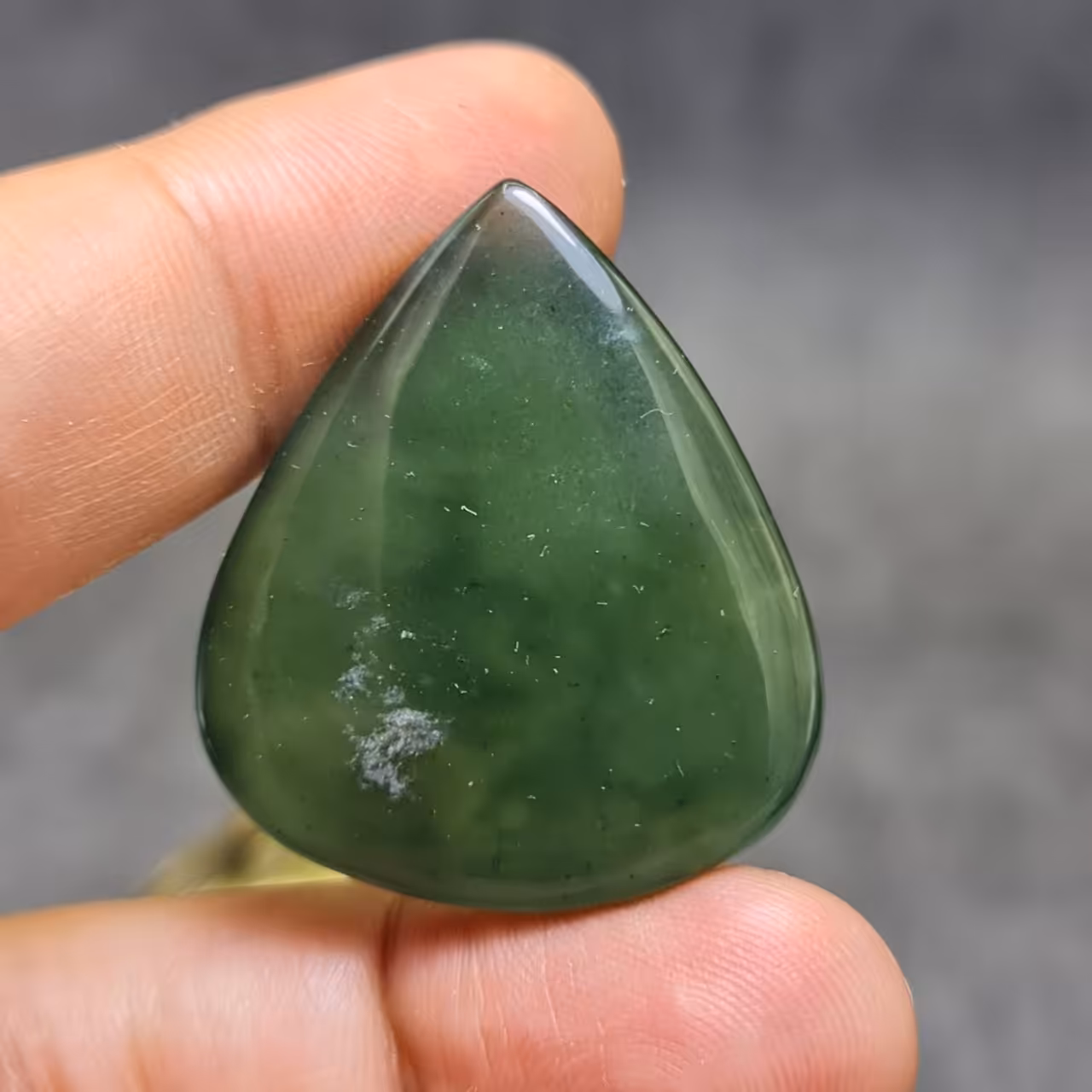  نگین درشت خوش رنگ سنگ معدنی یشم نفریت کشور کانادا
کد  28655
