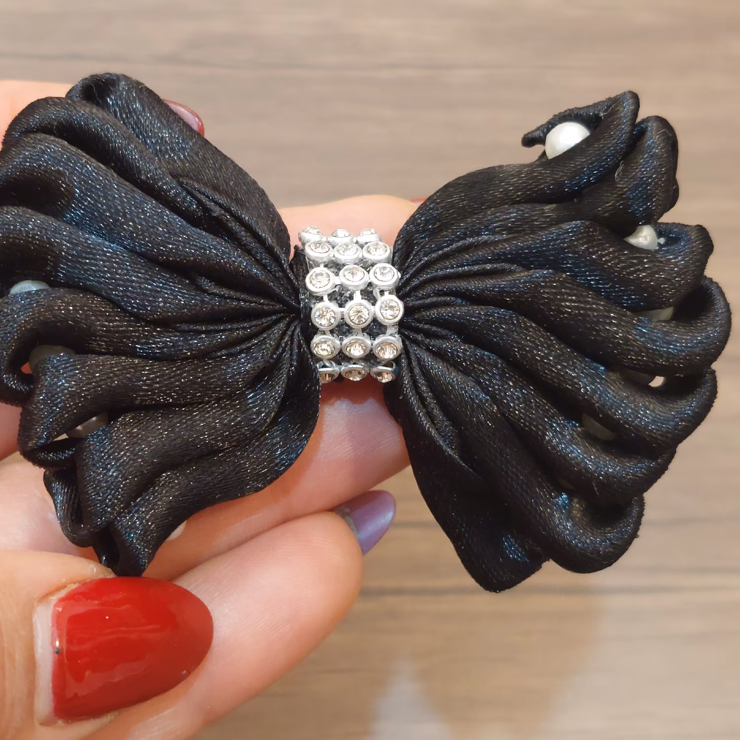 گل سینه ساتن دست دور