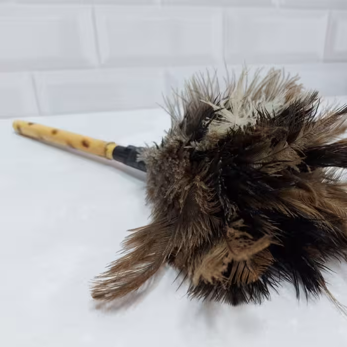 گردگیر پر سایز کوچک تهیه شده از پر شترمرغ و نی 