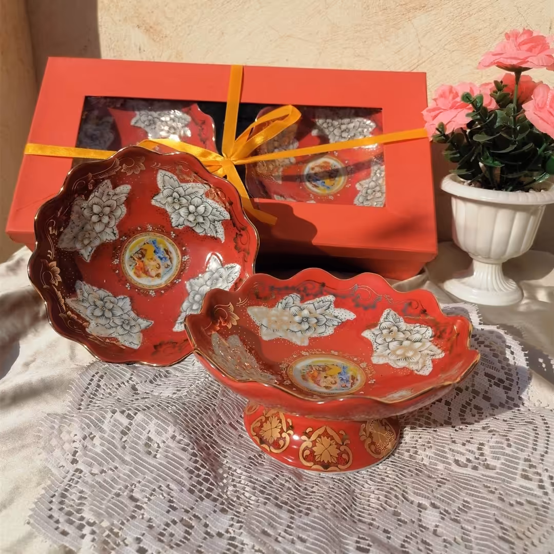 شیرینی خوری چینی دنس گل برجسته قرمز وارداتی قطر 15 سانت بسته بندی دوتایی 