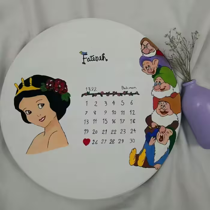بشقاب دیوارکوب سفالی طرح تاریخ تولد( سفید برفی) به قطر 25cm
