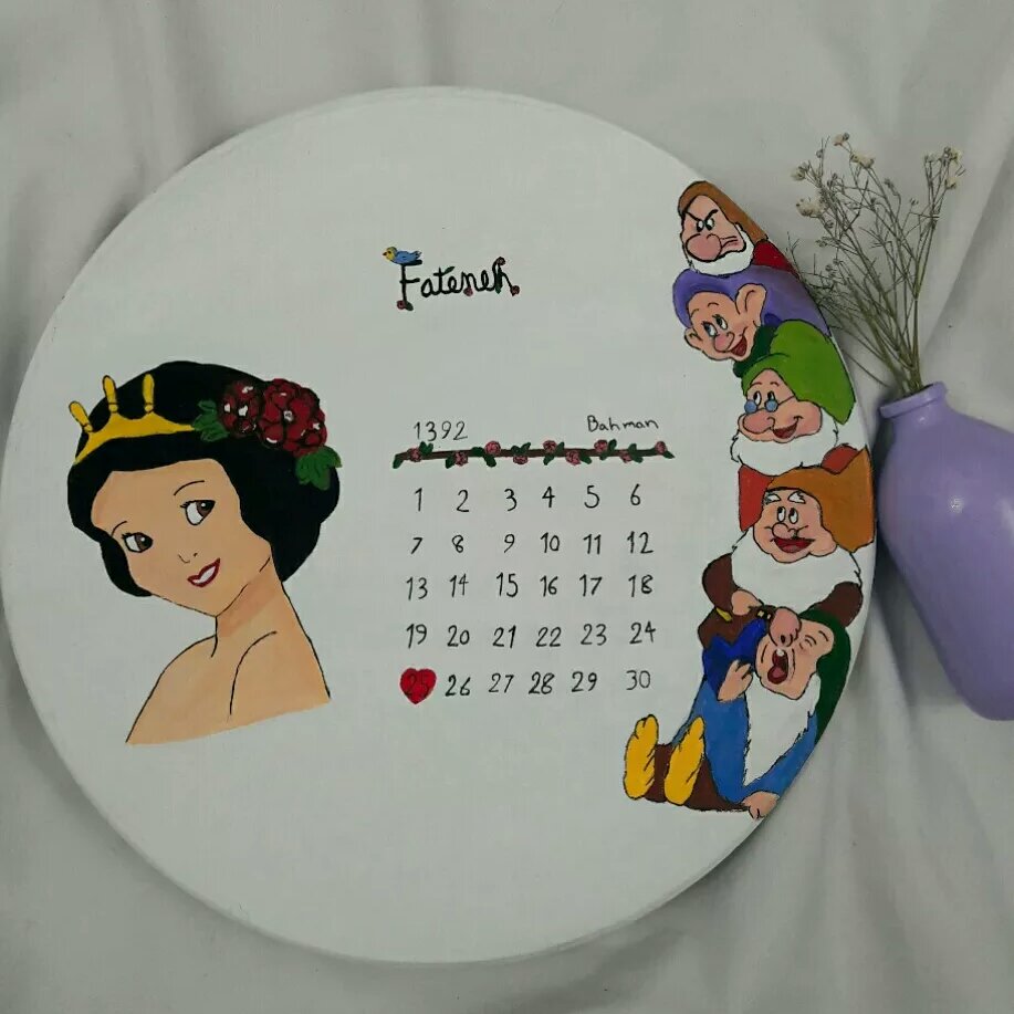 بشقاب دیوارکوب سفالی طرح تاریخ تولد( سفید برفی) به قطر 25cm