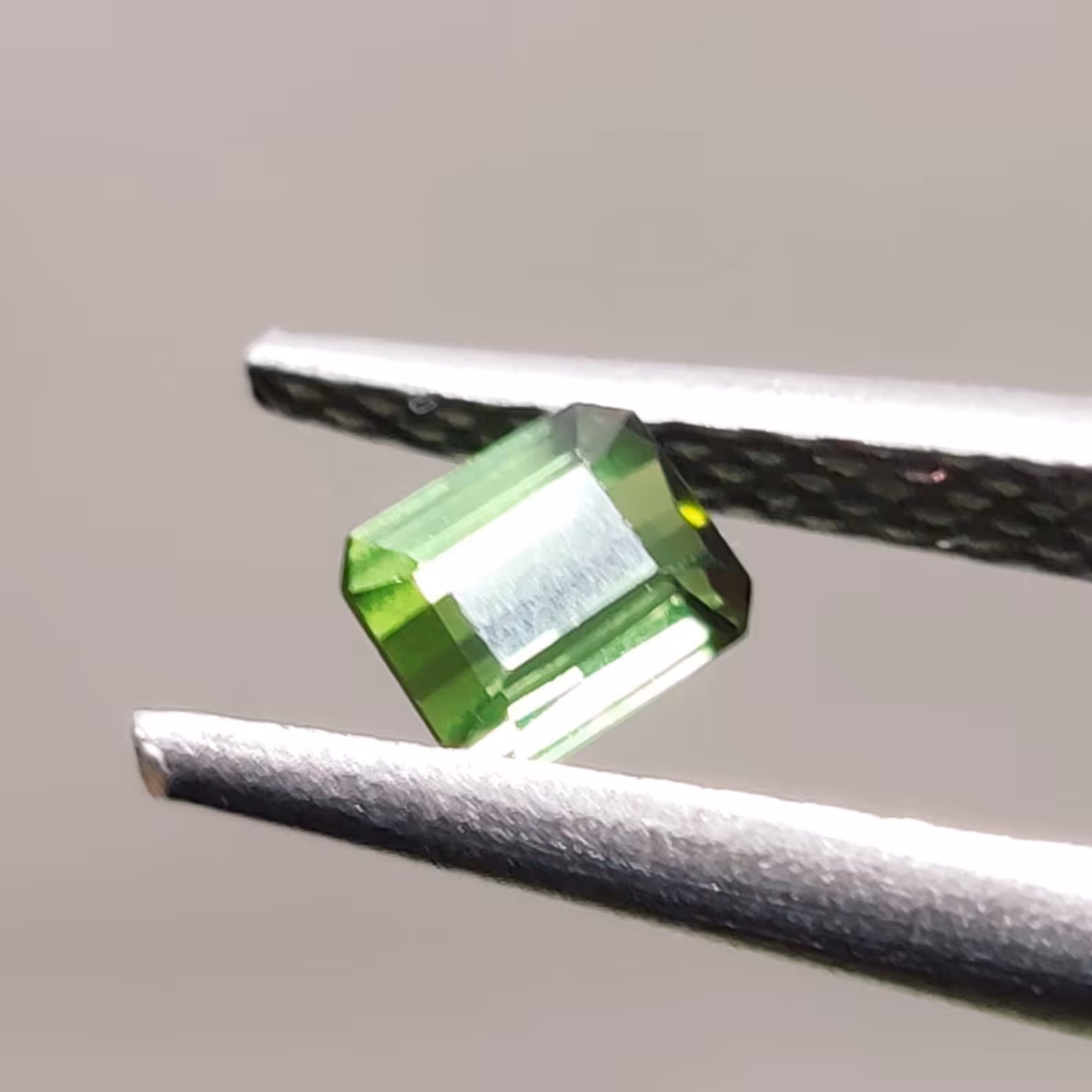 نگین سنگ تورمالین سبز شفاف معدنی