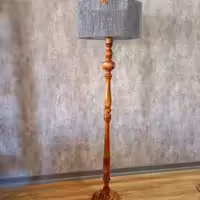 آباژور ایستاده کنار سالنی