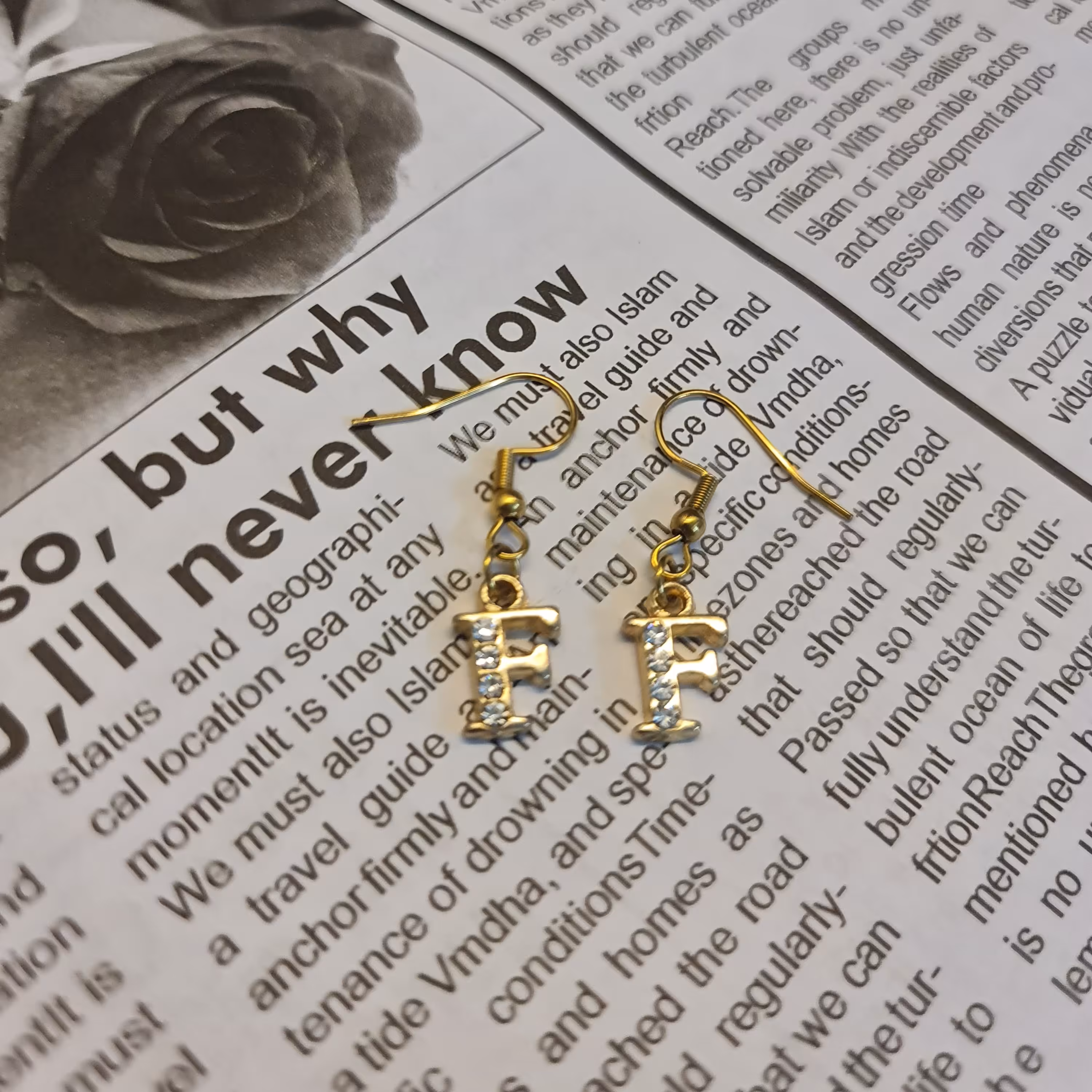 گوشواره استیل حرف اف F نگین دار