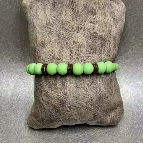 دستبند آسانسوری با مهره های سبز رنگ فسفری و خرج کار برنزی بین مهره ایی
