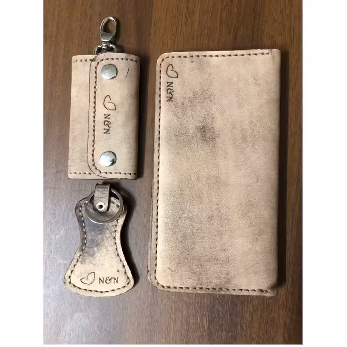 ست کیف پول، جاکلیدی و پاسوییچی دست دوز چرم طبیعی کرم رنگ