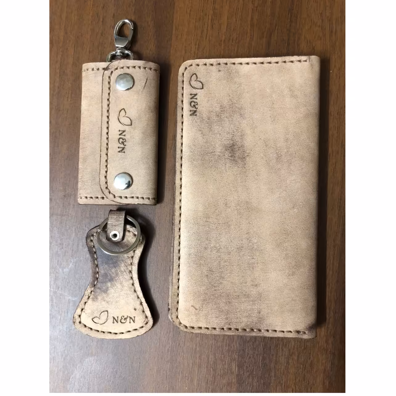 ست کیف پول، جاکلیدی و پاسوییچی دست دوز چرم طبیعی کرم رنگ