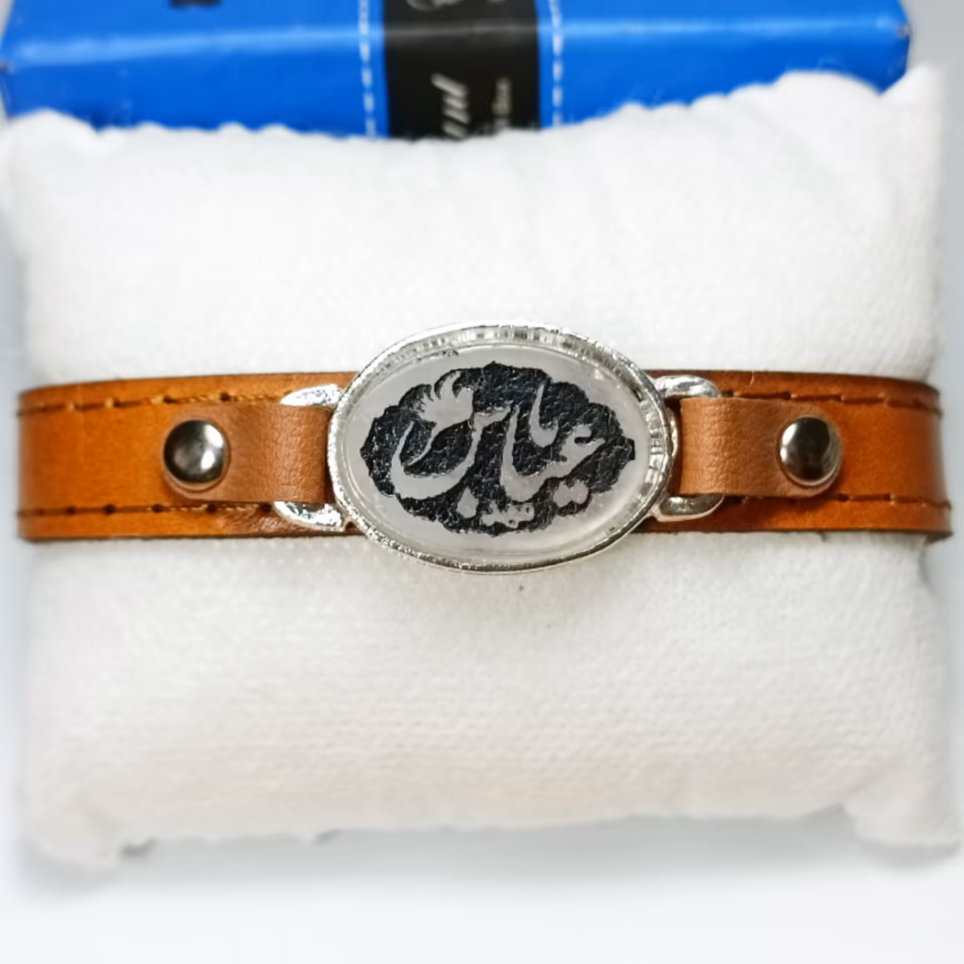 دستبند چرم طبیعی با نگین کوارتز (حکاکی یا عباس)