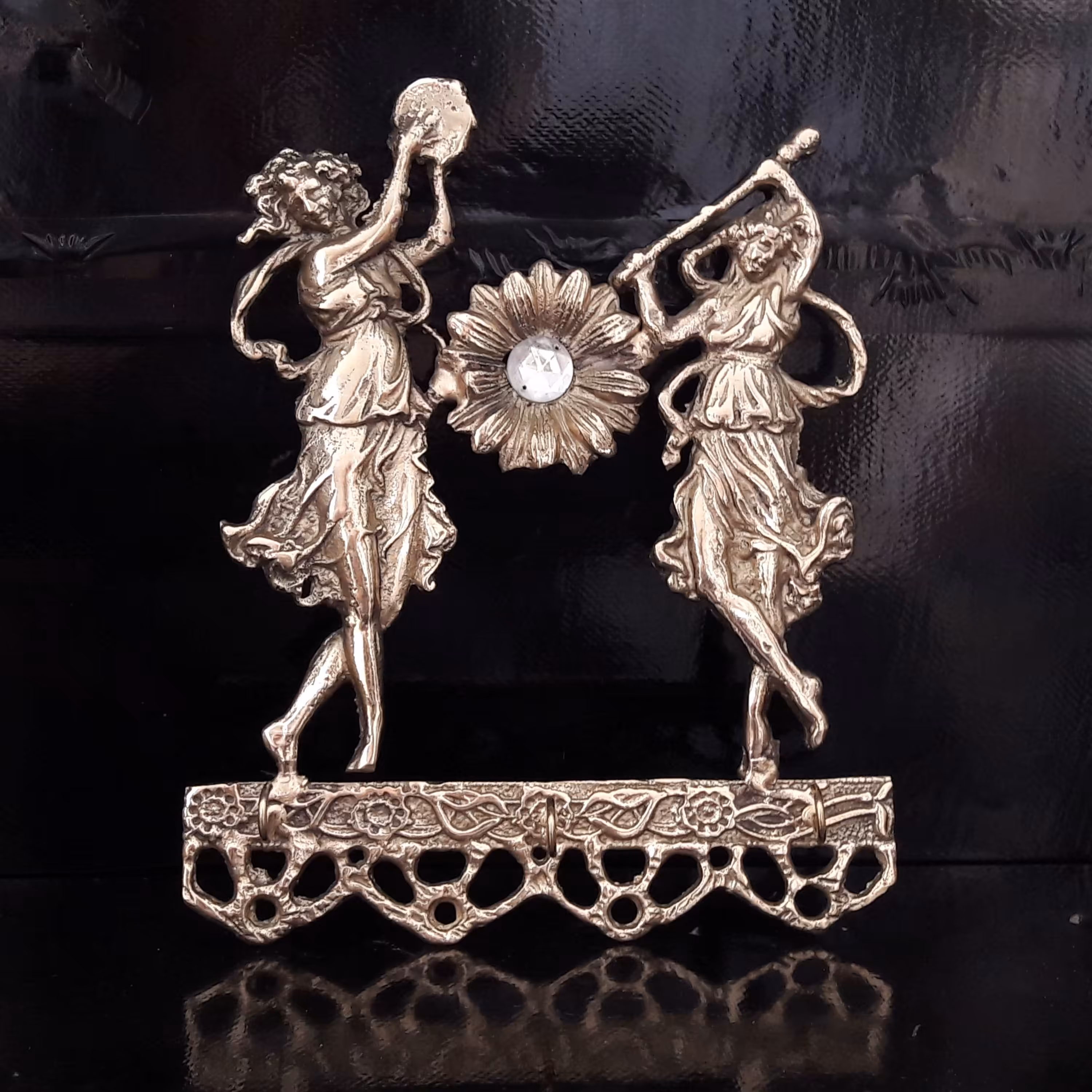 جاکلیدی برنز بانو نوازنده