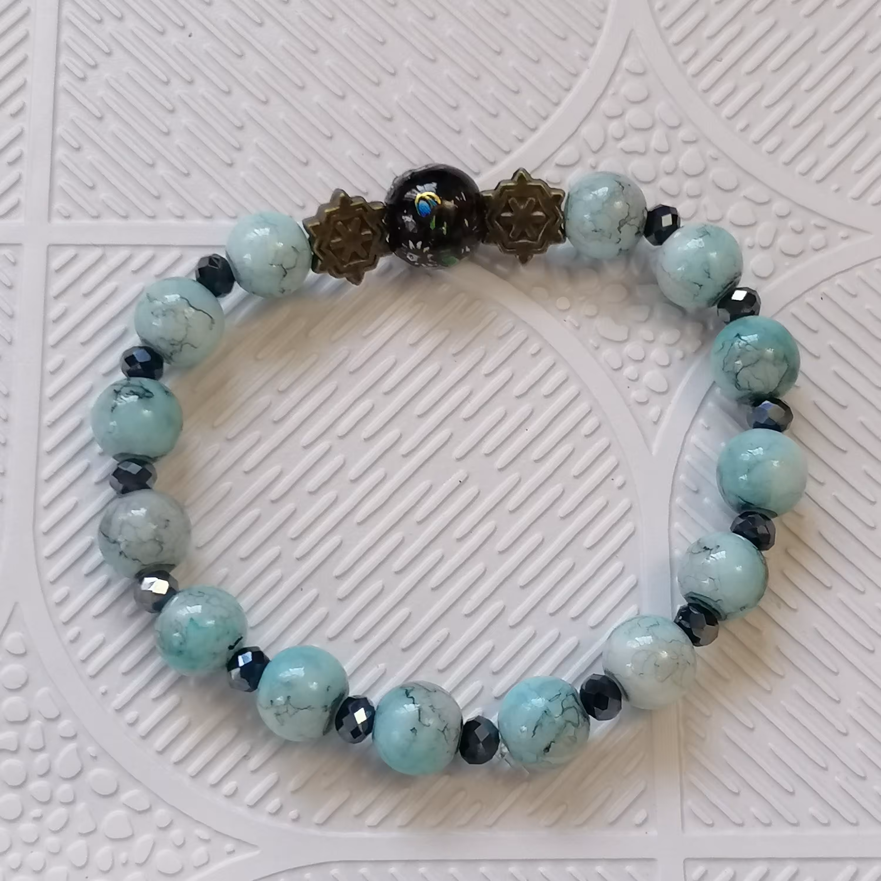 دستبند سنگ آبرنگی آبی کمرنگ با مهره میناکاری شده و خرجی کار