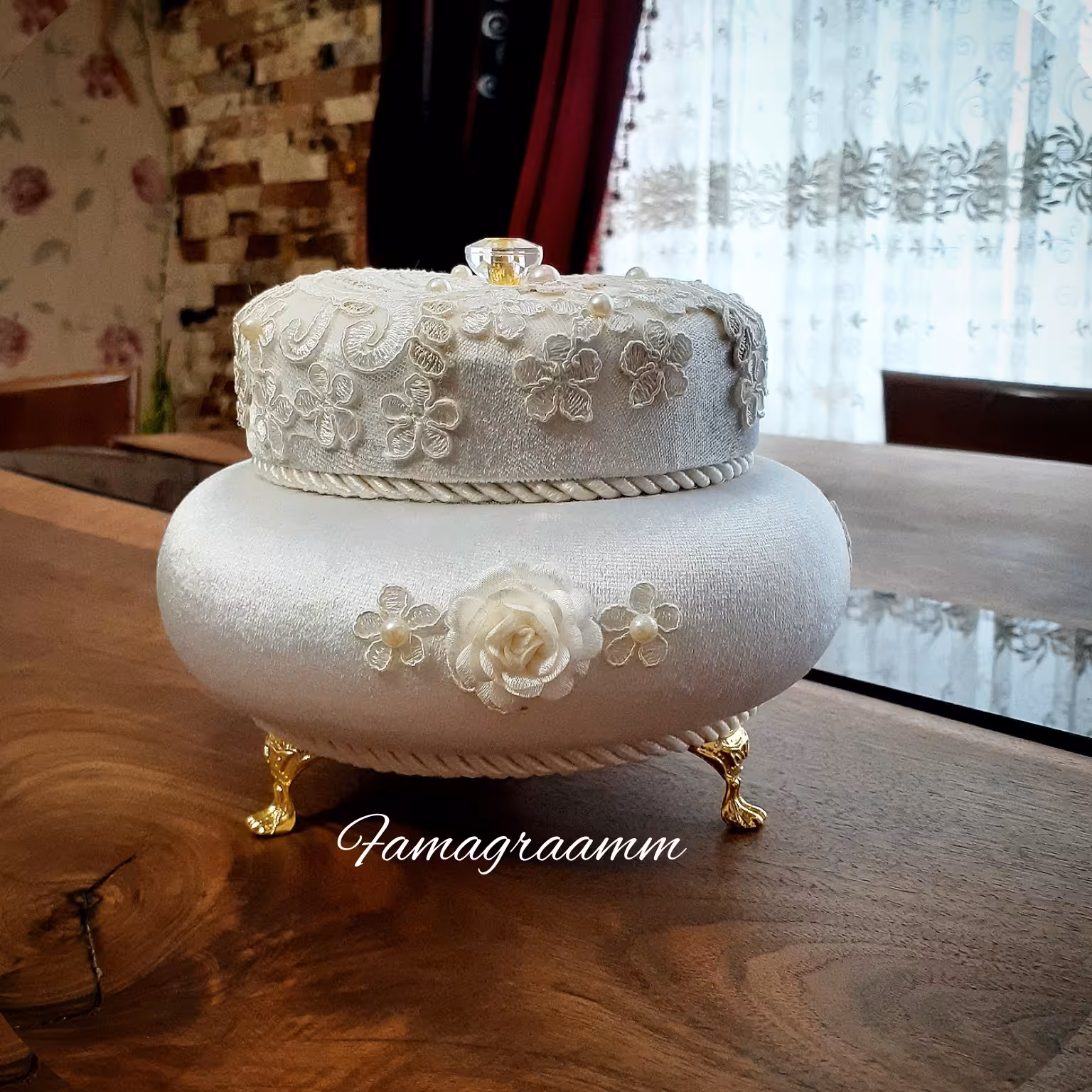 جاجواهری مخمل  گرد کارشده  پایه فلزی 