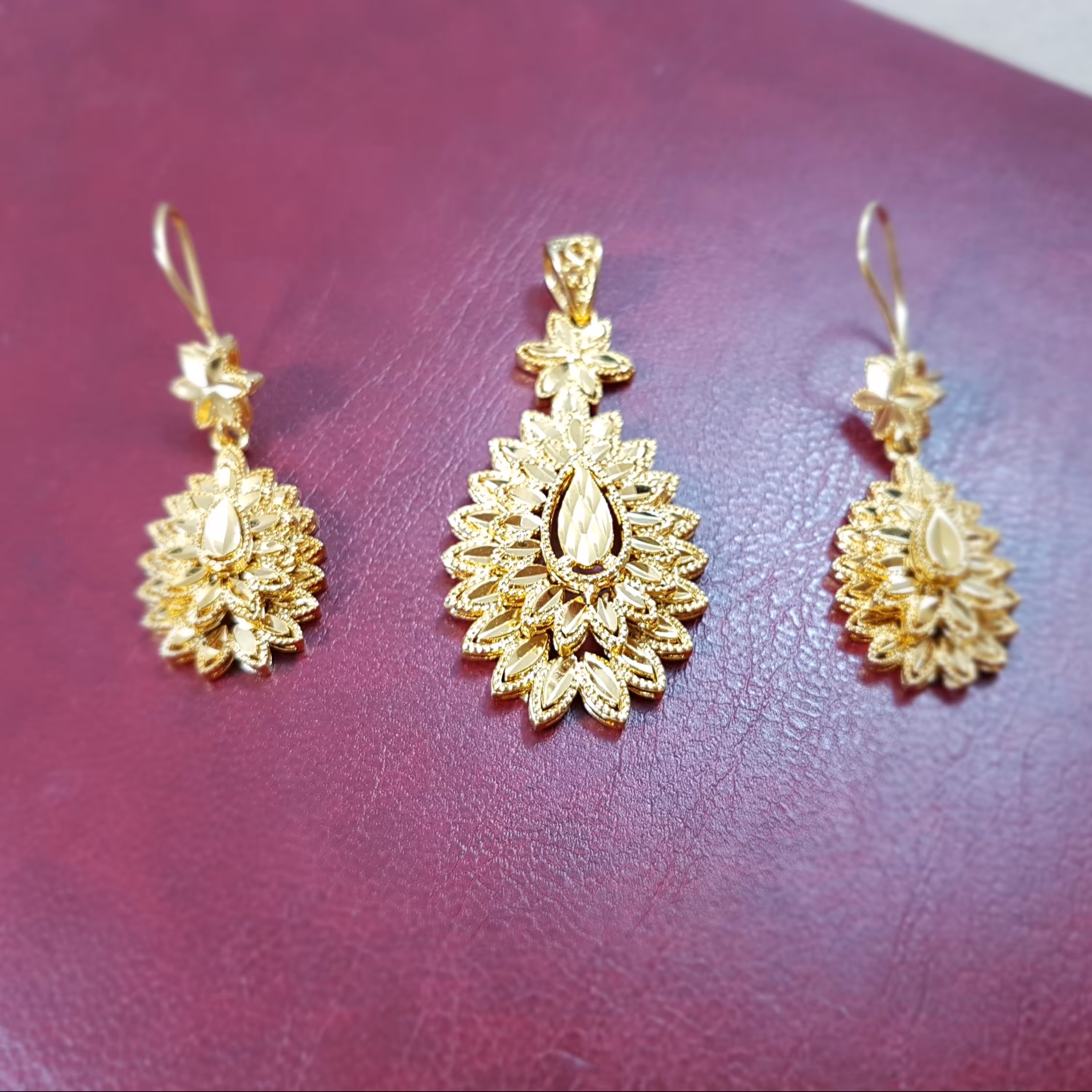 نیم ست طرح خورشید طرح اشکی طلایی