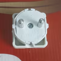 دوشاخه برق چهارگوش ارت دار روشن الکتریک 