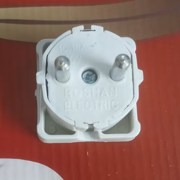 دوشاخه برق چهارگوش ارت دار روشن الکتریک 