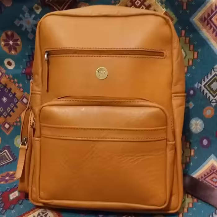 کوله پشتی بسیار زیبا و کاربردی و شیک تهیه شده از چرم مرغوب گاوی 