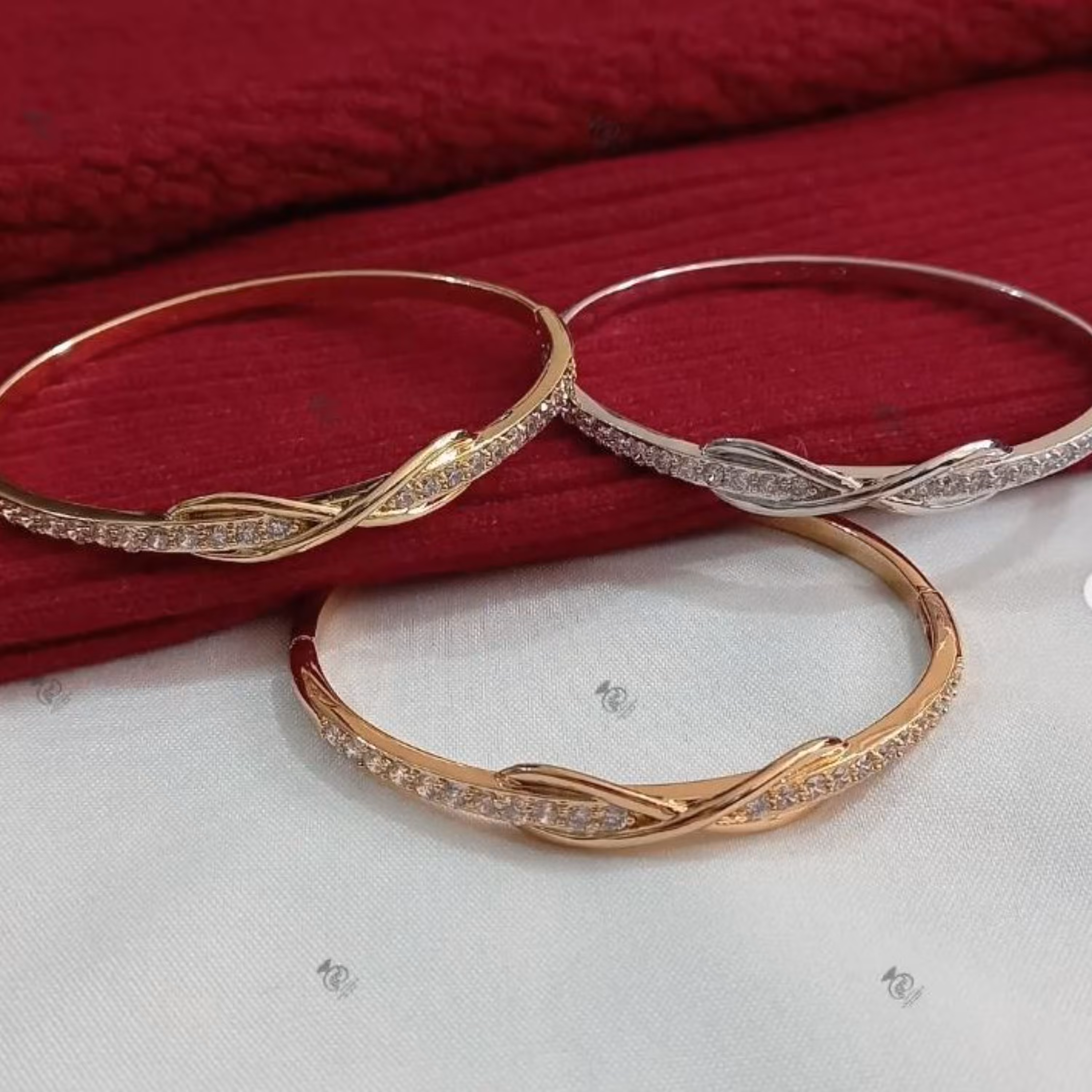 دستبند طرح طلا و رنگ ثابت برند ژوپینگ مدل نگین دار کد 12