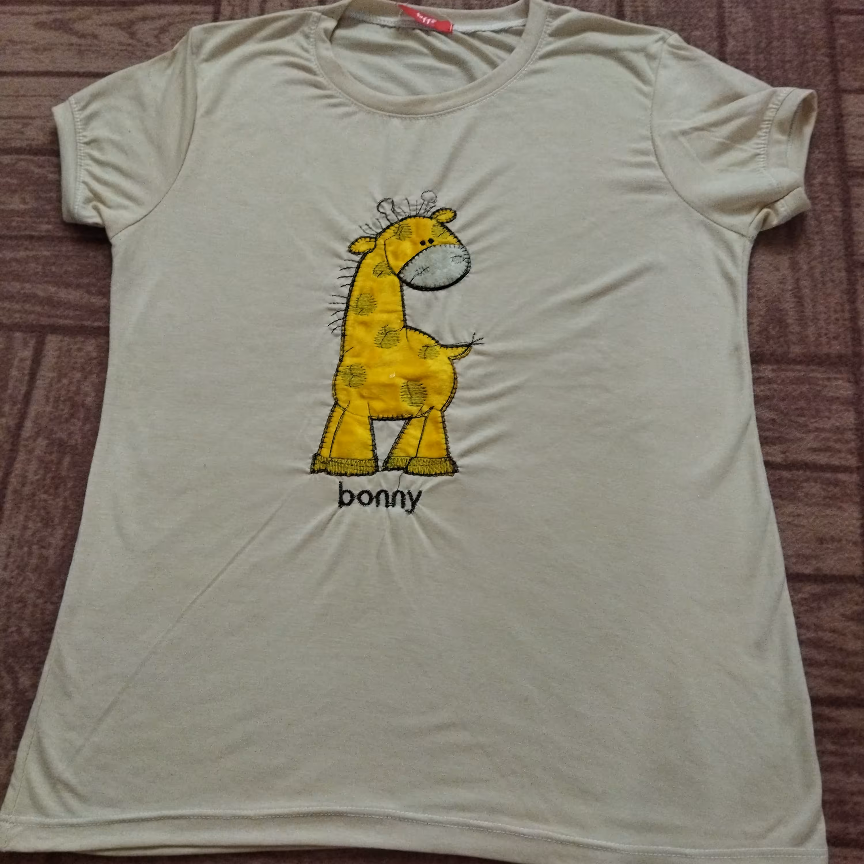 تیشرت نخی طرح گوزن
طرح زرافه 
طرح روی کار مخملی دوخته شده میباشد