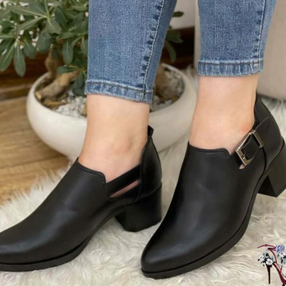 کفش کالج 
بغل کمربندی 
جنس چرم 
سایز 37تا 40
