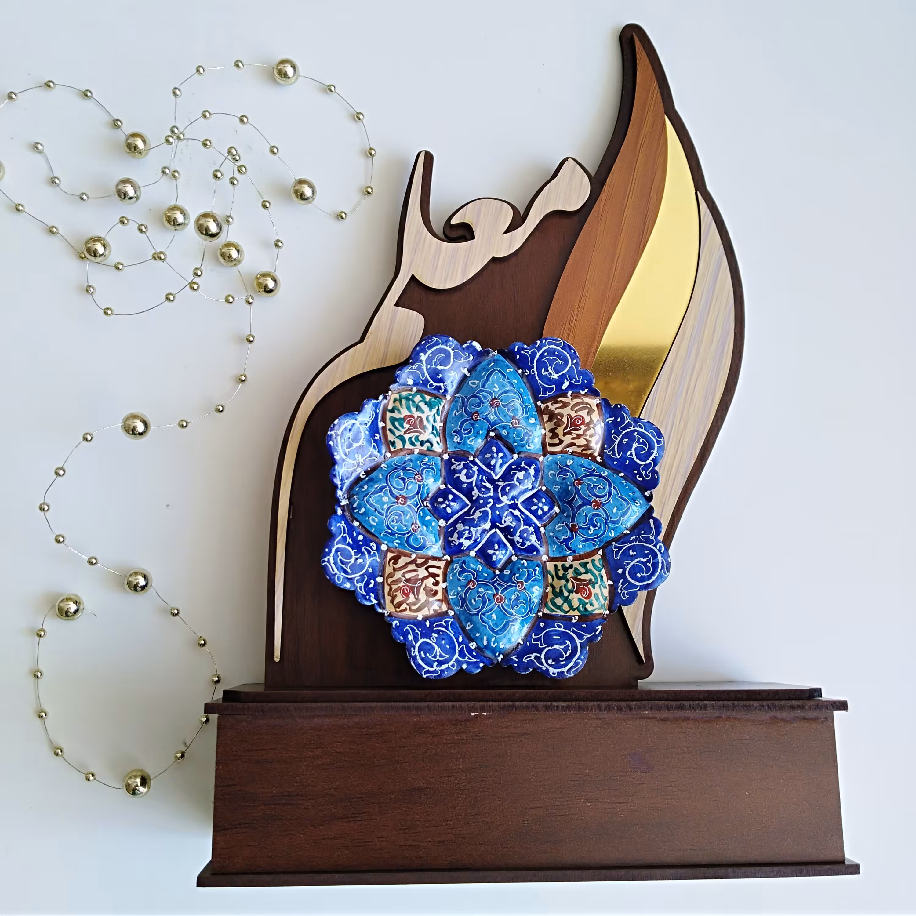 تندیس بشقاب میناکاری مسی طرح معلم پایه چوبی 