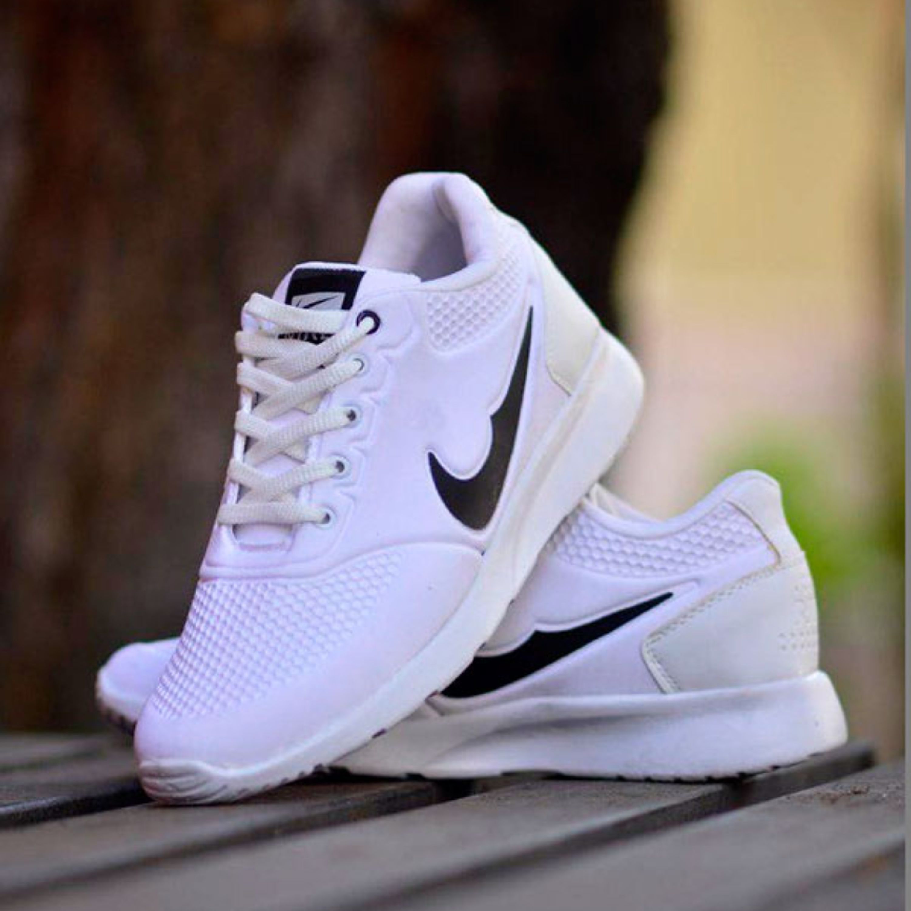 کفش ورزشی مردانه NIKE رنگ سفید و عالی و بسیار بسیار سبک مخصوص پیاده روی سایز 42