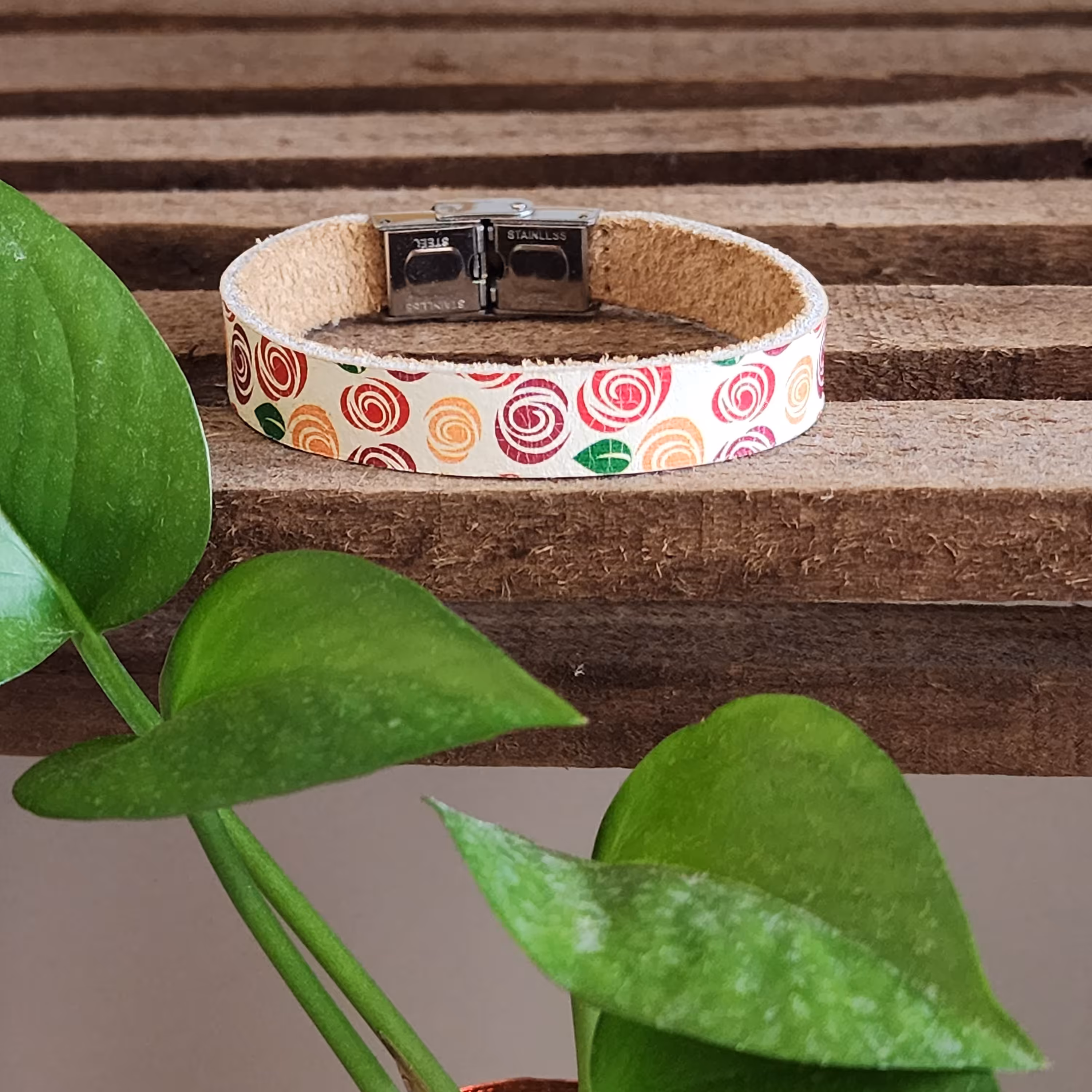 دست‌بند چرم گاوی طرح دار  قابلیت  در سایزهای مختلف