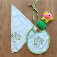 پیش بند و روسری مخصوص غذا دادن به نوزاد  جهت سیسمونی نوزاد و کودک