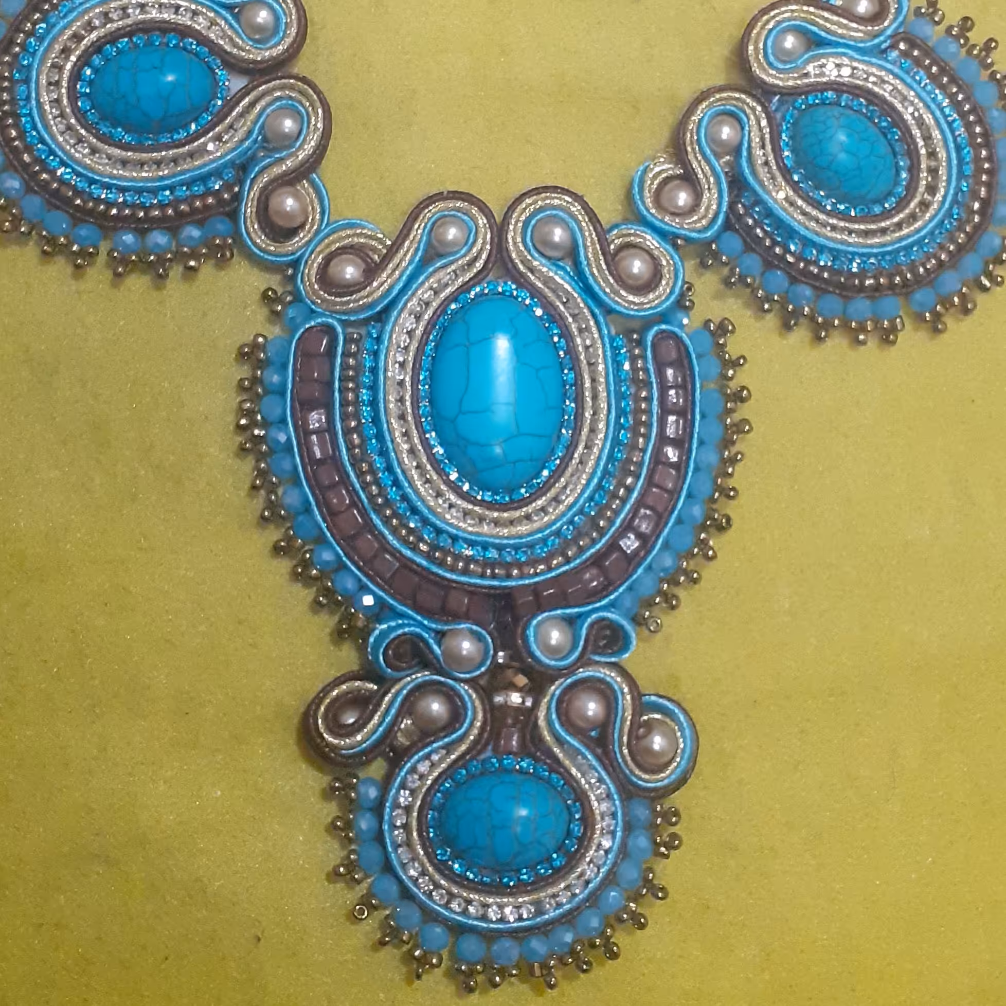 یقه درباری دوزی وسنگ دوزی شده 