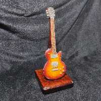 گیتار  الکتریک چوبی مینیاتوری دکوری رومیزی مدل گیبسون Gibson  - همراه پایه چوبی