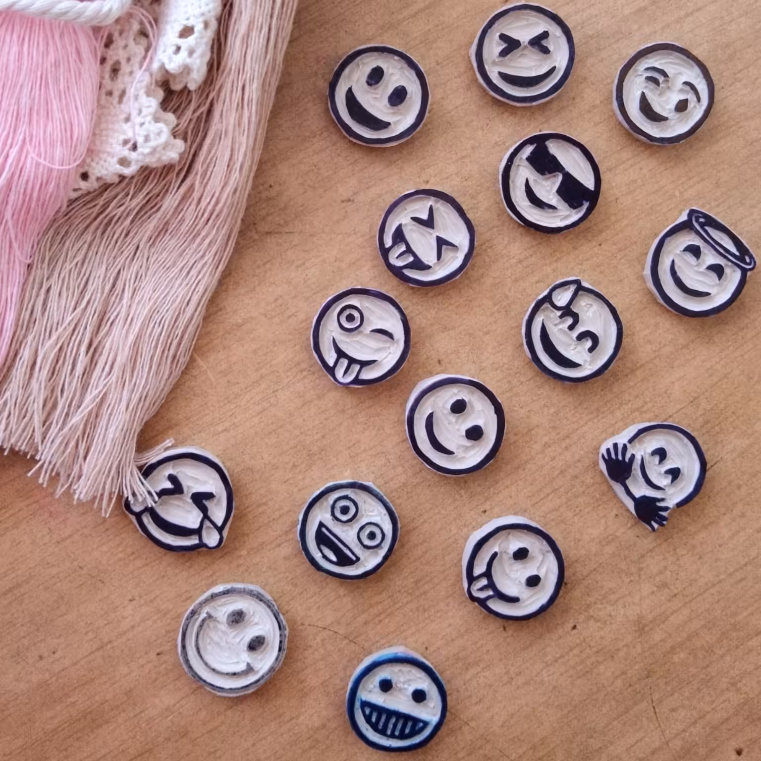 مهر دستساز ایموجی(یک و نیم سانتی متر) بسته 15 تایی