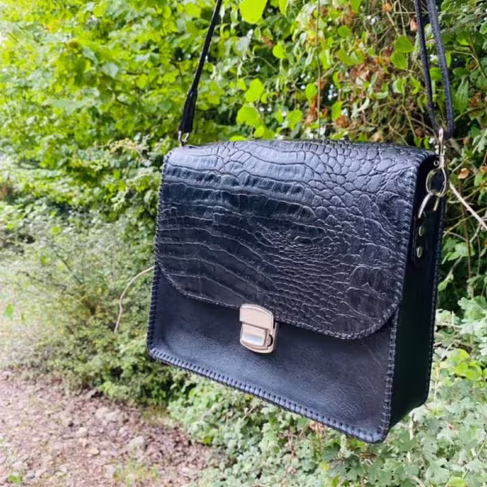 کیف دست دوز  کراس بادی با چرم گاوی کد 56