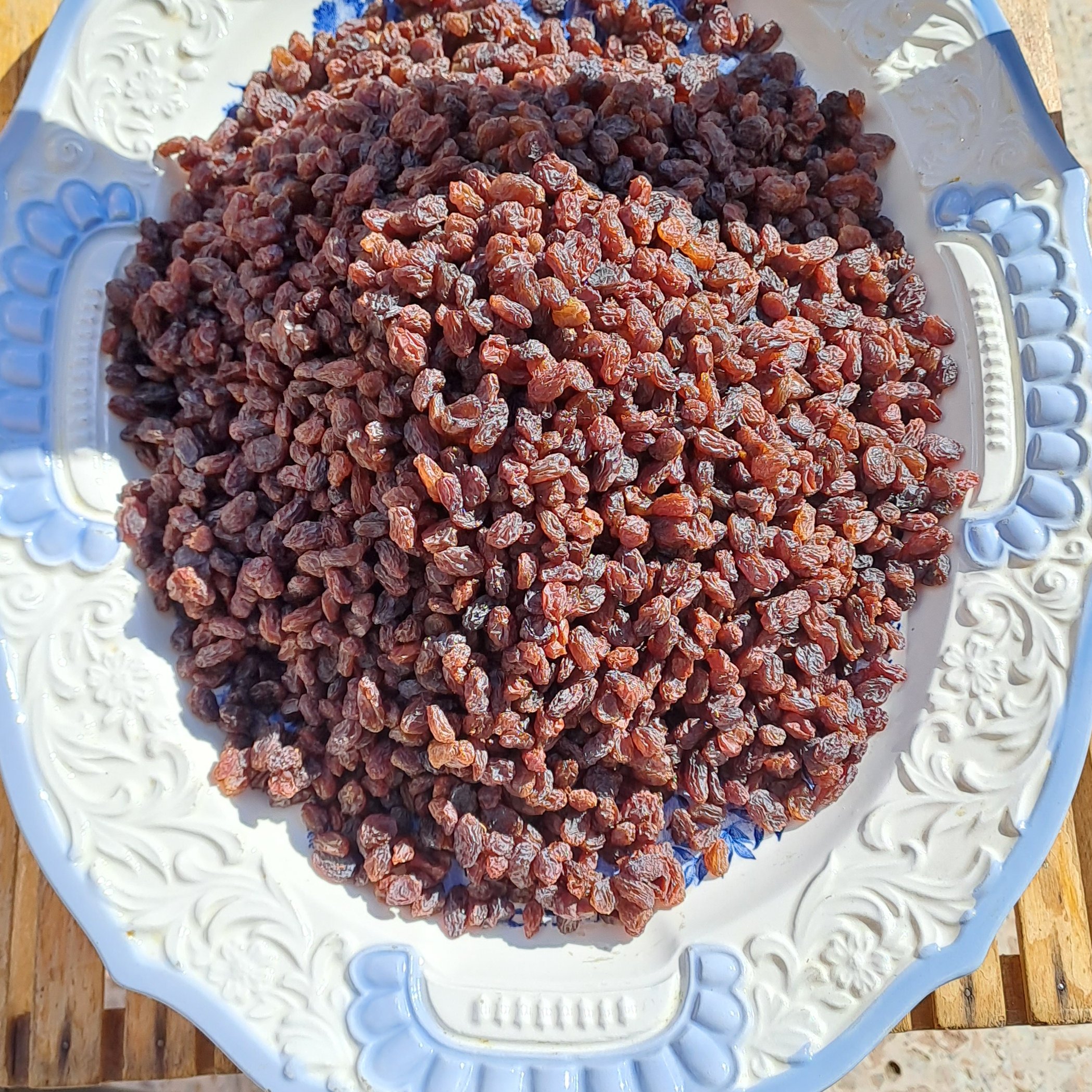 کشمش آفتابی پلویی(بدون دُم، پارافین و تیزاب)