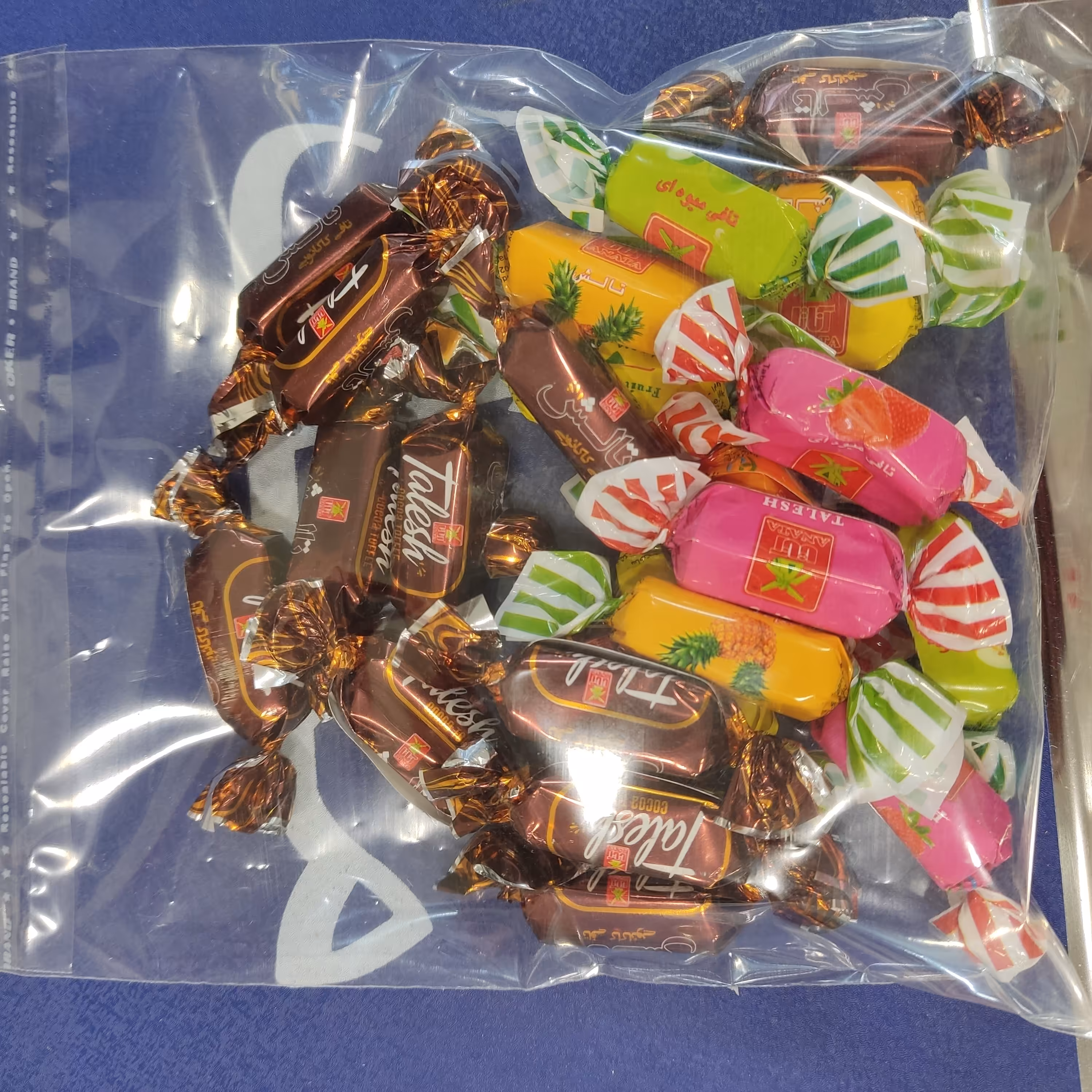 شکلات مخلوط میوه ای و کاکائویی آناتا