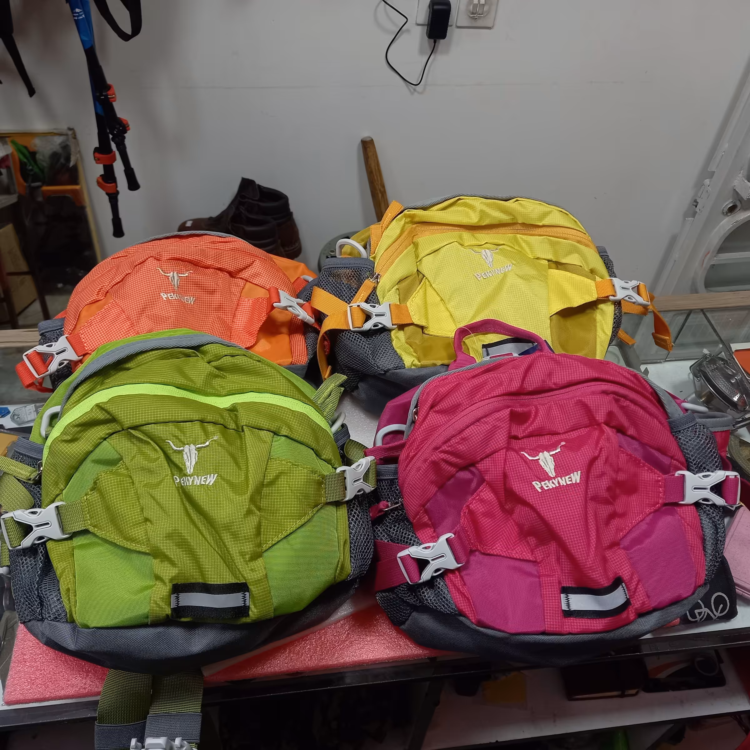 کیف کمری  پکینیو  اورجینال با زیپ YKK ژاپن دارای بند کوله پشتی و بند دوشی مخصوص کوهنوردی و طبیعت و شهر
 

