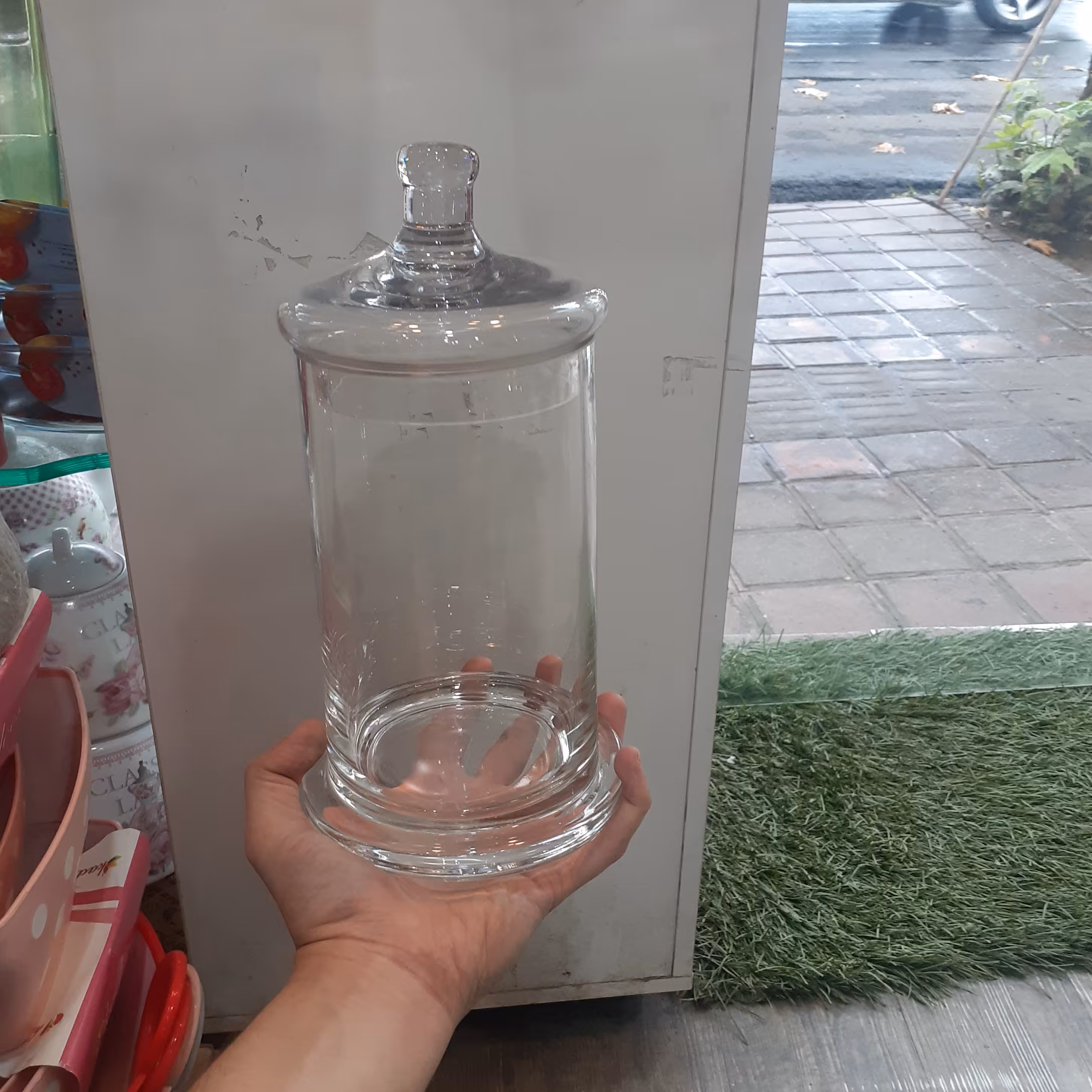 بانکه استوانه  شکلات و تنقلات خوری با درب بلوری بدون درب برای گلدان هم مورد استفاده است 