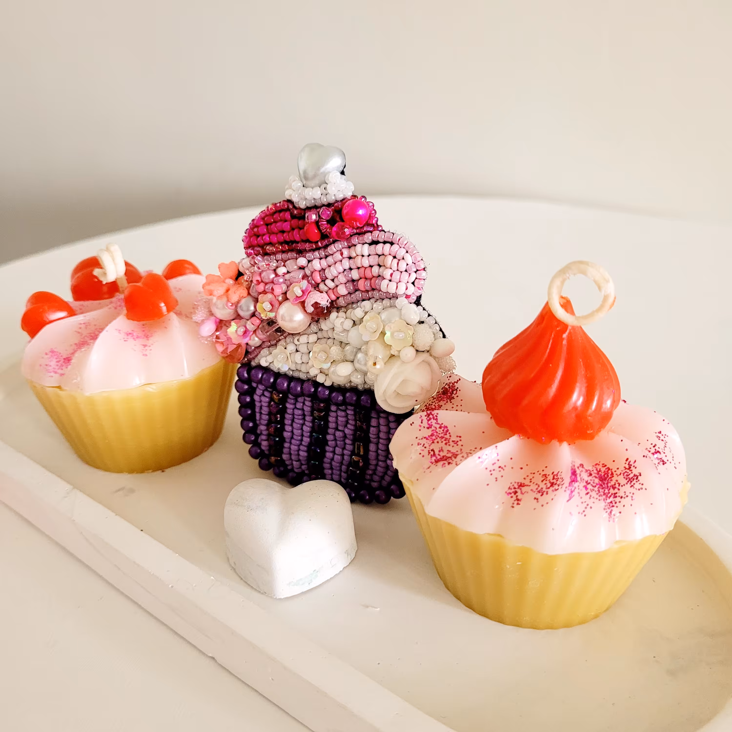 شمع طرح کاپ کیک وزن دوکیک باهم 152گرم برنگ نسکافه ای و صورتی ملایم در ابعاد 4در 4 . قیمت بصورت دونه ای هست