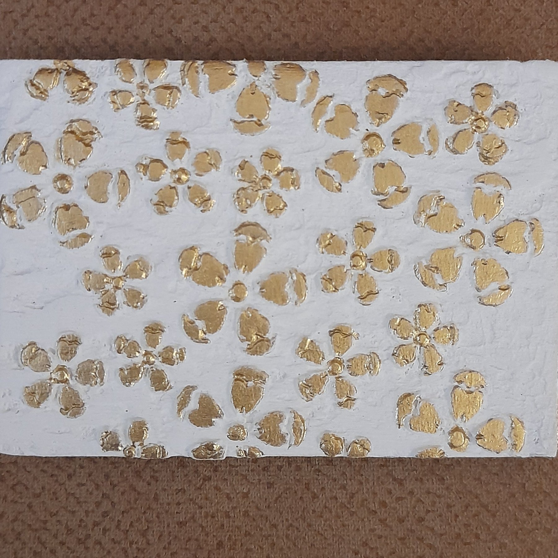 مگنت یخچالی طرح گل 1 با متد گچبری مدرن بر روی ام دی اف