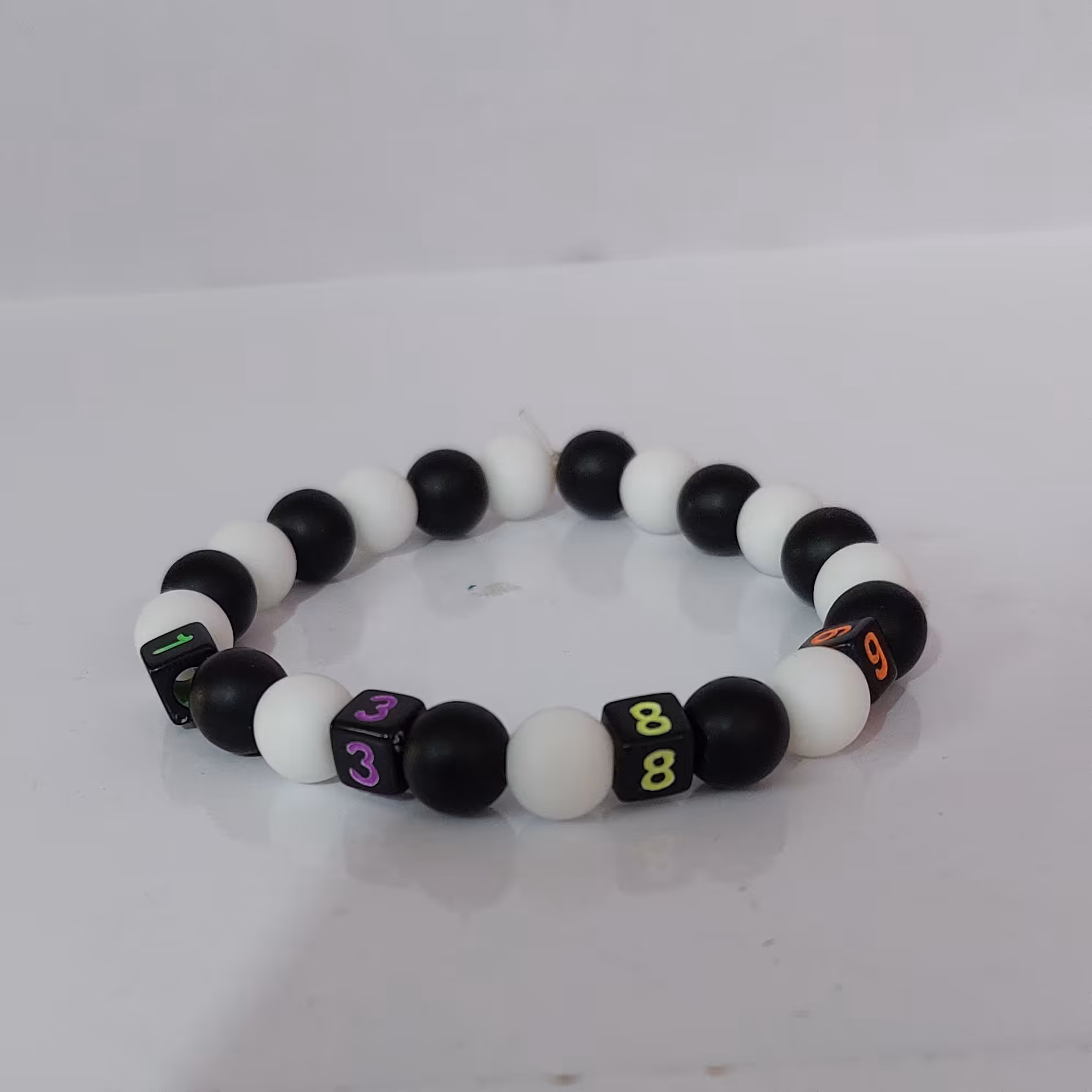 دستبند کشی سیاه و سفید مات با سال تولد شما  