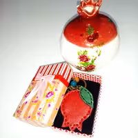 جاکلیدی چرمی انار همراه جعبه هدیه چرم حسنا