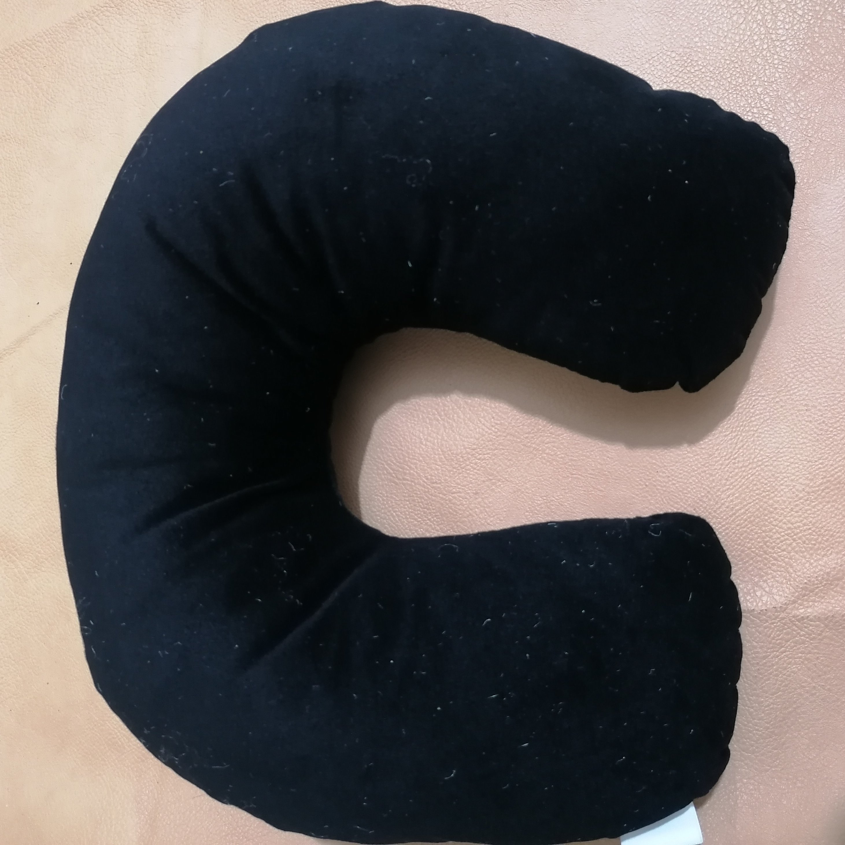 بالشتک گردنی مناسب برای استفاده در خودرو و محل کار و منزل جنس رویه مخمل و توی کار الیاف بدون حساسیت